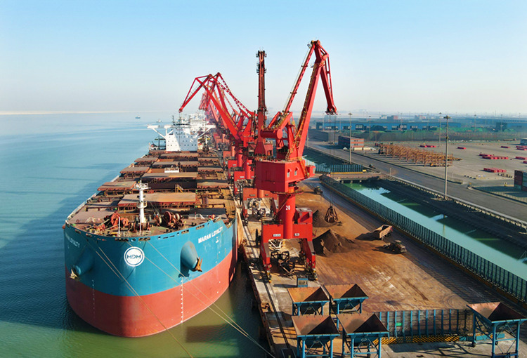  The cargo ship berths at the general cargo wharf in Huanghua Port Comprehensive Port Area for operation Persist in developing towards the sea and build a modern coastal city with strong economy