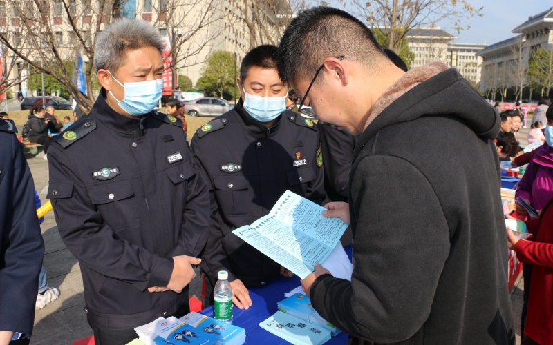 湖北省宜昌市五峰土家族自治縣煙草專賣局專賣人員向市民普及煙草專賣法