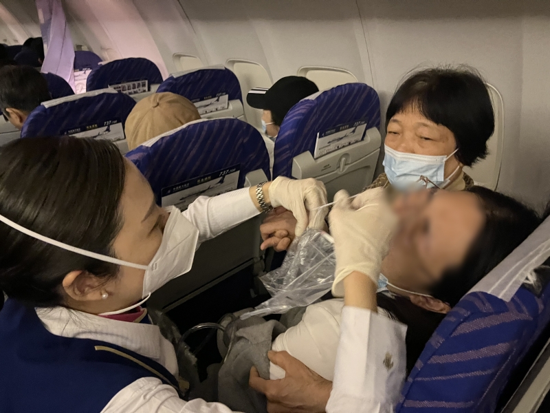 兩名旅客機上突發疾病 乘務人員萬米高空組織救援