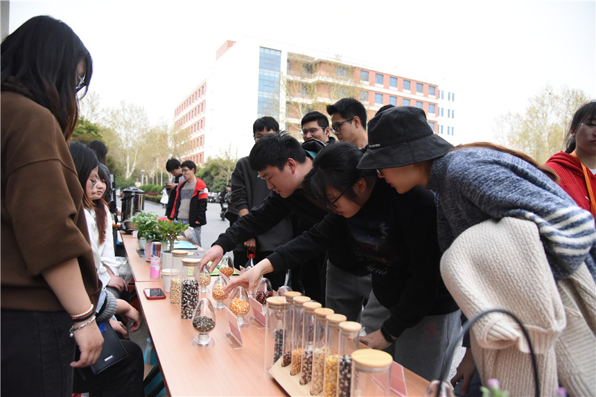武汉一高校举行神奇玉米成果展【2】