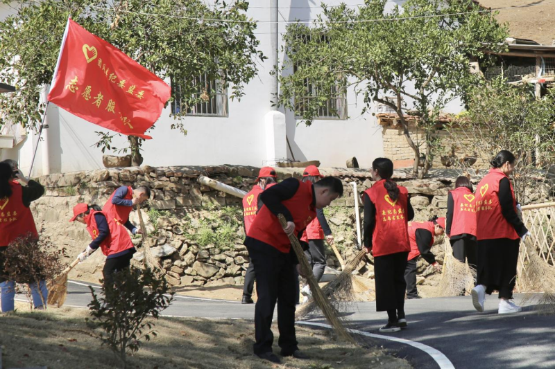 团风县纪检监察干部与肖石坳村村民共同开展“环境卫生大扫除”活动