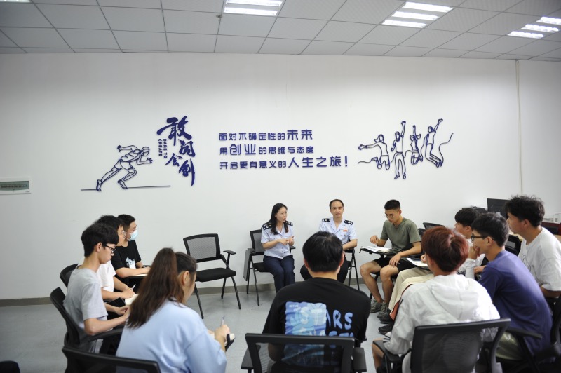 武汉市洪山区税务局“党员红之队”开展下社区服务活动