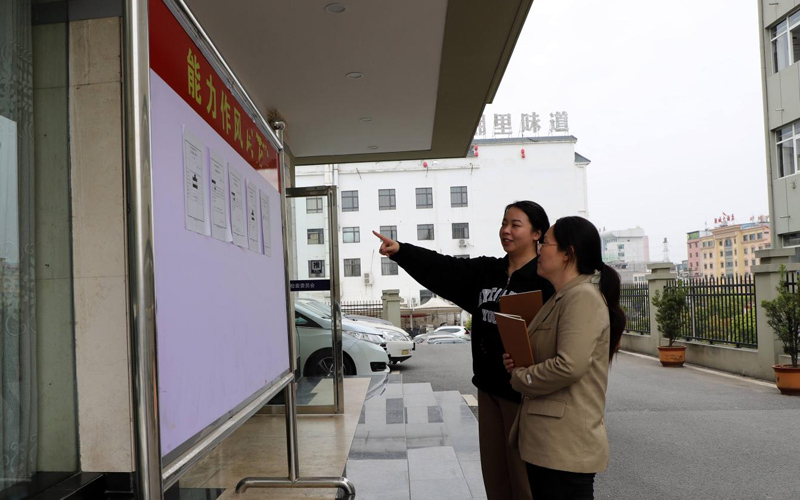 图为浠水县纪检监察干部在“能力作风交流平台”前学习讨论。