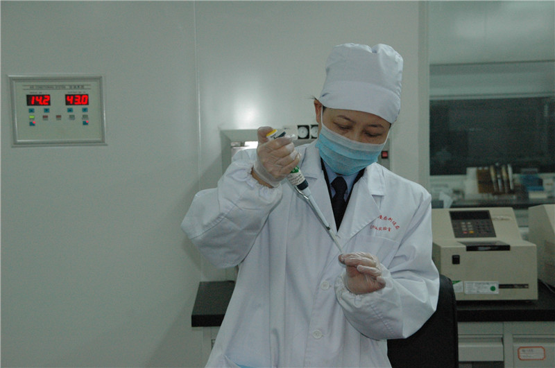 實驗室主任方慧手握移液器工作中。