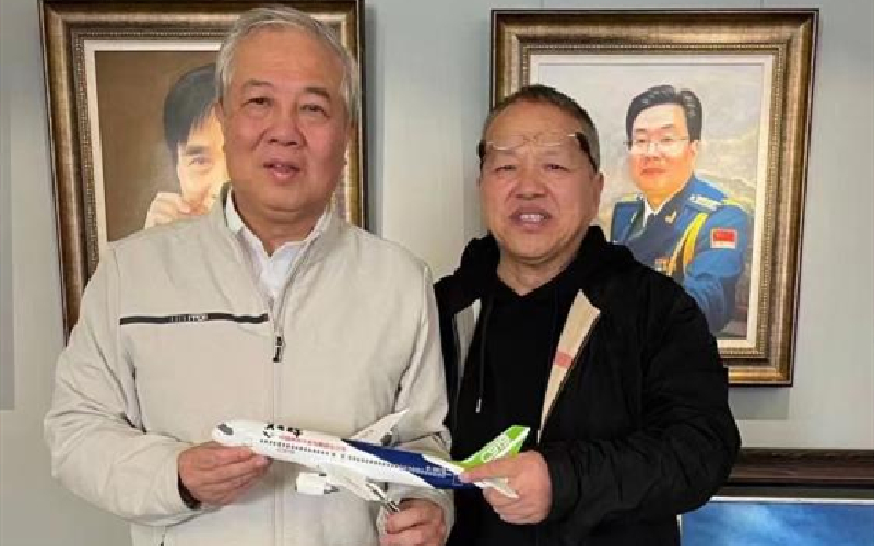 吴光辉将亲笔签名的C919飞机模型回赠给向斌。受访者供图