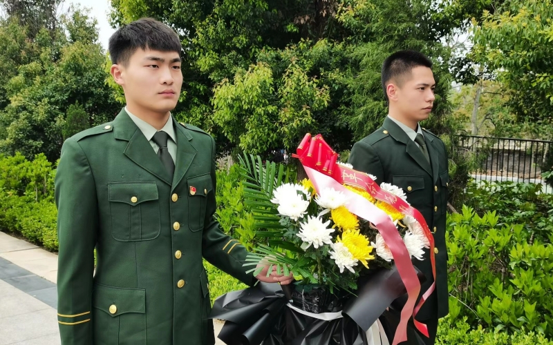 武漢紡織大學外經貿學院工程學院黨員師生清明節祭掃烈士陵園。