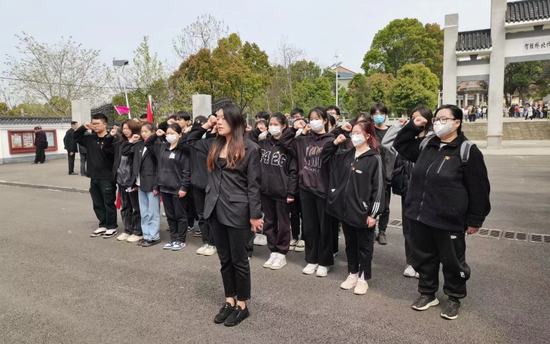 武汉纺织大学外经贸学院工程学院党员师生清明节祭扫烈士陵园。
