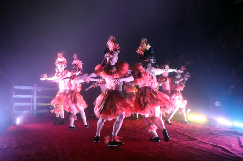 茅古斯表演。