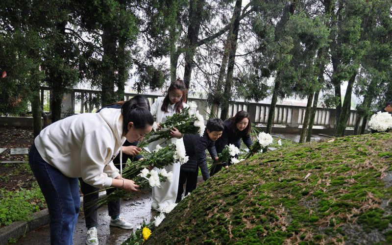 湖北咸安：雨中祭英烈