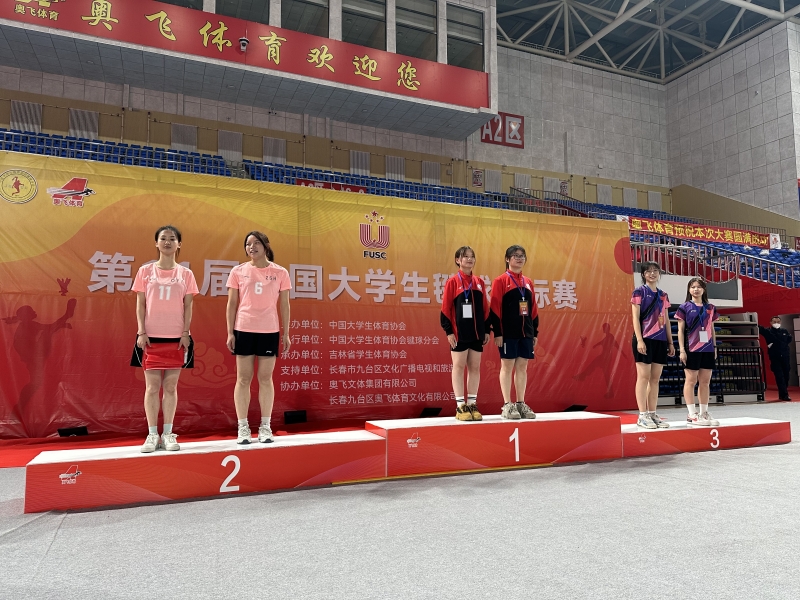 甲组女子双人第二名领奖，(从左到右)欧玉莹杨黄玲。金宁摄