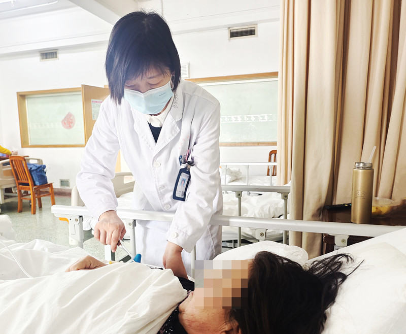 神经内科专家为患者查体。