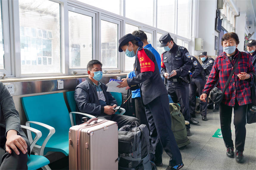 工作人员为过往旅客普及国家安全知识。李涛摄