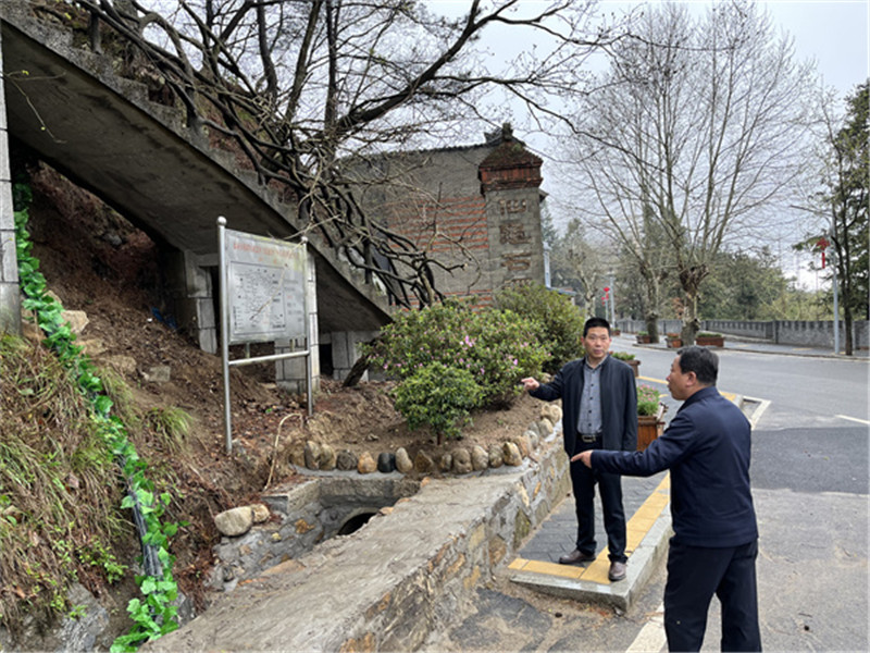 督查龜峰山風景區楊家樂民俗街沿線環境衛生整治情況。