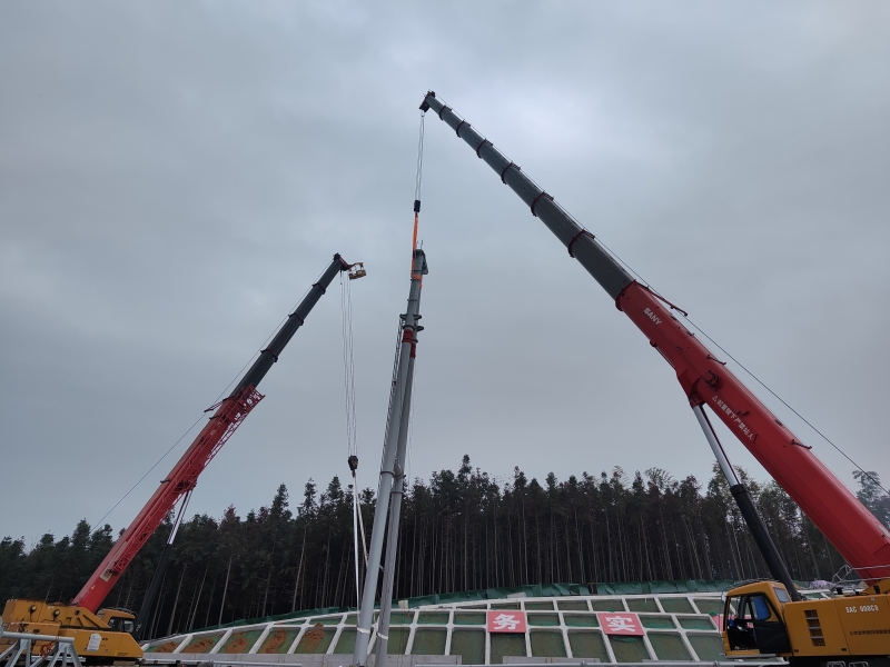 赤壁500千伏变电站新建工程500千伏区域构架吊装现场施工场景。陈雄高摄
