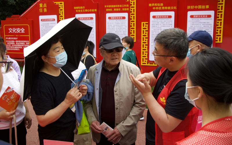 武漢市東西湖區在常青花園國家安全主題園舉辦了“國家安全進社區”宣傳活動。但峰攝