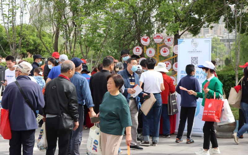 武漢市東西湖區在常青花園國家安全主題園舉辦了“國家安全進社區”宣傳活動。但峰攝