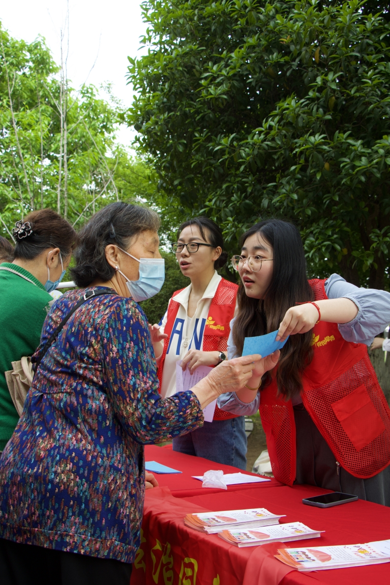 武漢市東西湖區在常青花園國家安全主題園舉辦了“國家安全進社區”宣傳活動。但峰攝