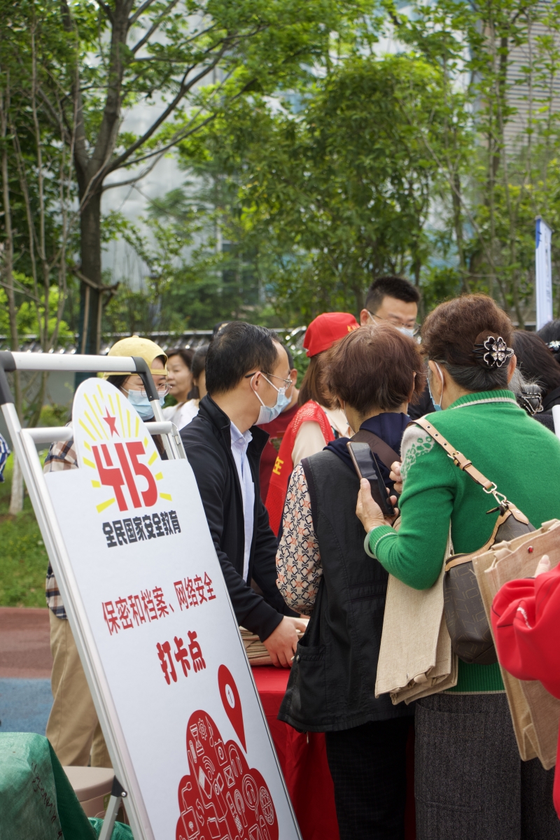 武漢市東西湖區在常青花園國家安全主題園舉辦了“國家安全進社區”宣傳活動。但峰攝