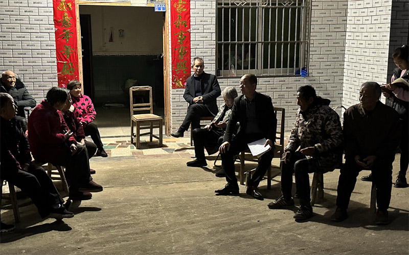 村民家门口召开塆组会。
