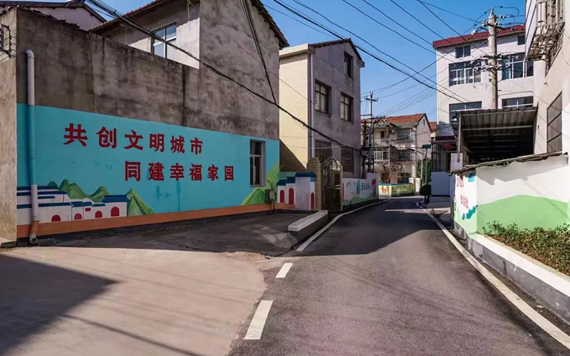 东湖街道改造后的道路与美丽墙。
