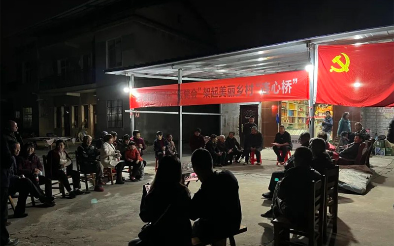 各乡镇街道召开板凳会征求群众意见建议。