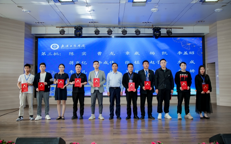 学校副校长赵北平为创业校友颁发“大学生成长导师”聘书。佳航摄