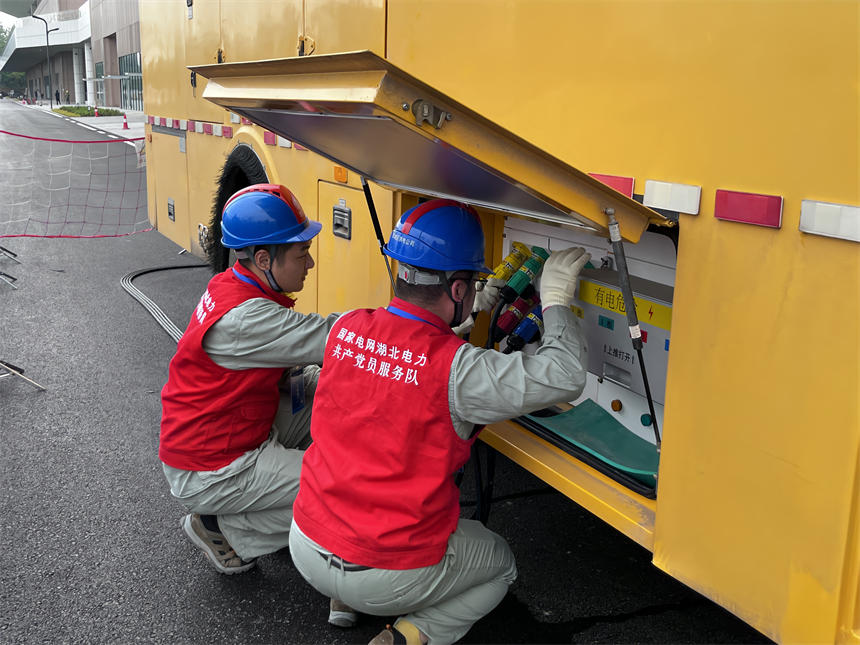 4月18日，國網鄂州供電公司保供電人員在峰會現場為應急電源車接電。涂思遠攝