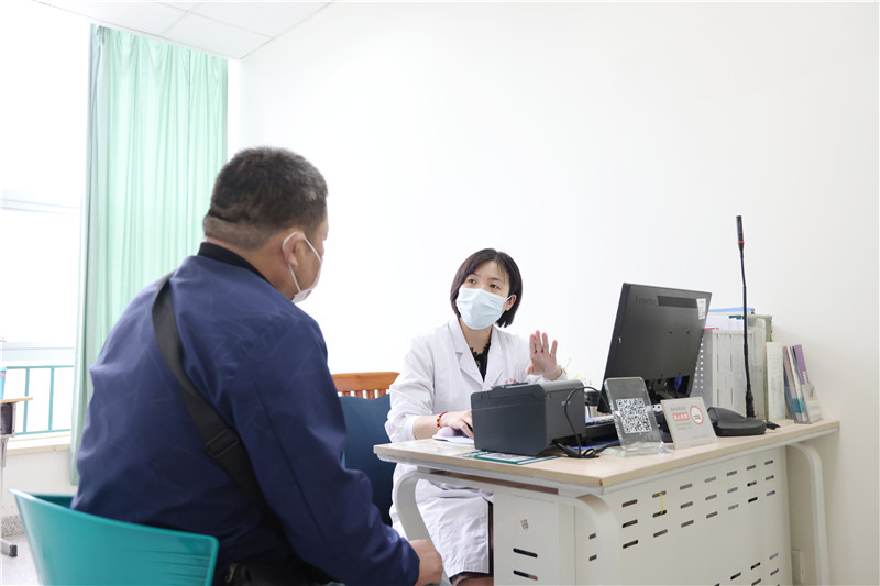 武汉市中心医院后湖院区风湿免疫科门诊内医生为痛风患者看诊