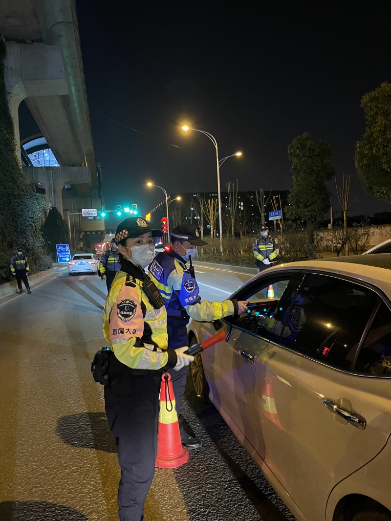 漢警快騎在開展夜間酒駕醉駕違法查處