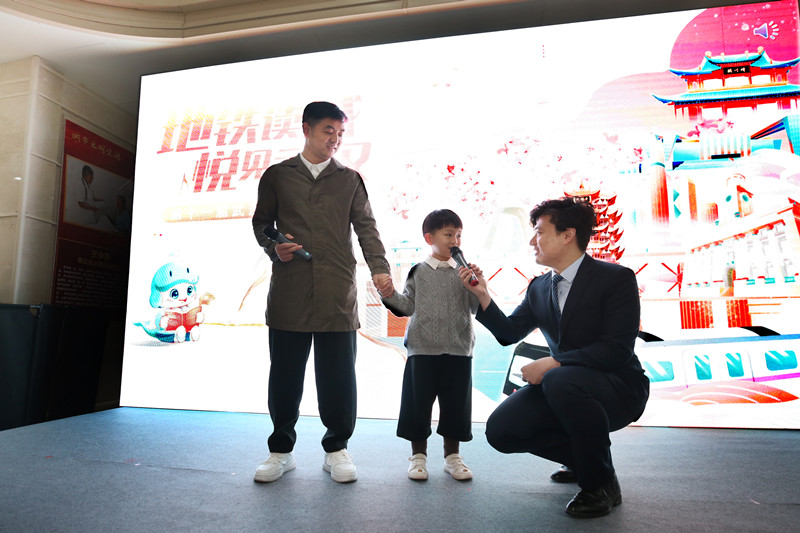 小北父子两介绍与地铁结缘的故事。产启斗摄