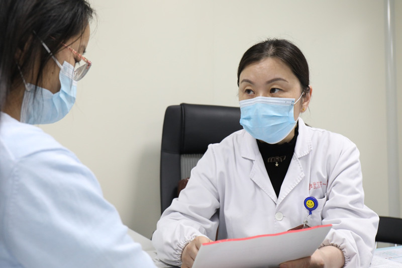 武汉市第一医院生殖医学科主任胡雅君在给患者讲解备孕注意事项。代雨朦摄