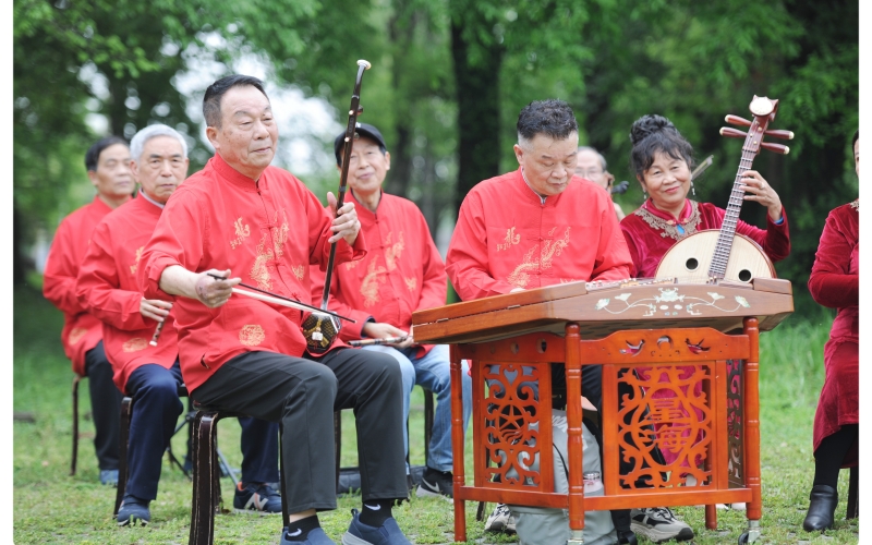 湖北烟草局艺术团送演出下乡村：春光无限好 最美夕阳红
