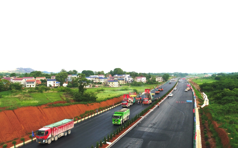 武阳高速黄石段路面一分部开始沥青上面层“刷黑”。