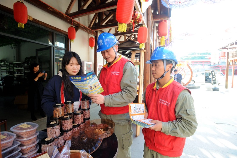 大悟县供电公司共产党员服务队对景区内的供电线路和用电设备逐一巡检