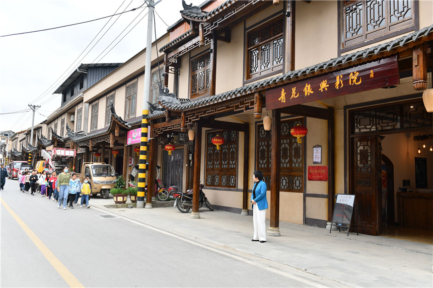湖北建始：这里的农村数字院线有点“燃”