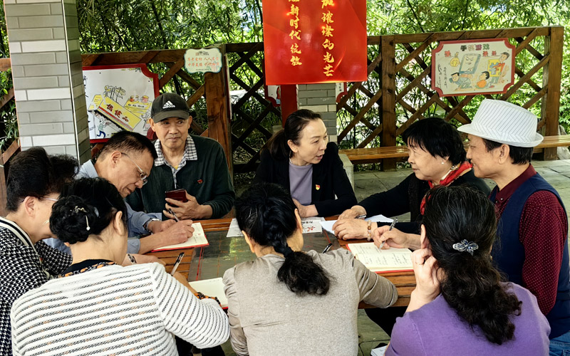 4月21日，百步亭社区党委书记王波在同心亭内号召大家一同学习党的二十大精神，与党员、志愿者同志们积极展开学习交流。陕俞彤摄