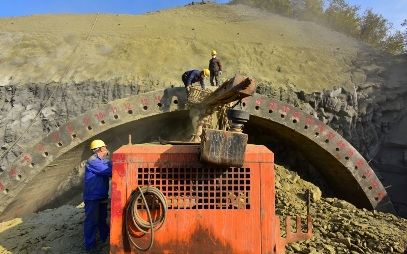 竹山城北綠色低碳經濟產業園一期工程明清隧道施工現場。