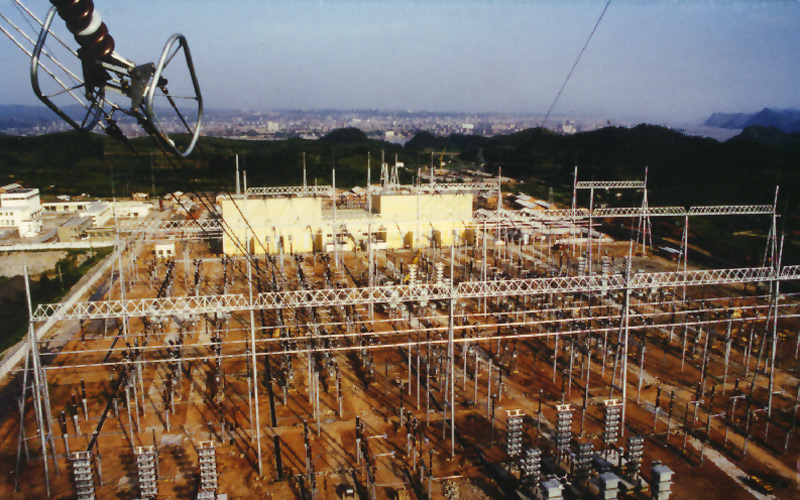 80年代末,湖北送变电公司参建葛洲坝换流站交流滤波器现场施工场景。湖北送变电公司供图