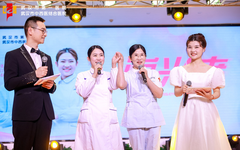 新入职护士张家齐（中左）与护士妈妈张江春同台。武汉市第一医院供图