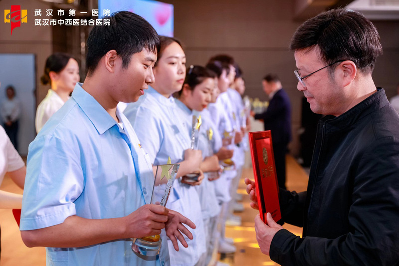 表彰“温暖一医”优秀护理工作者。武汉市第一医院供图.