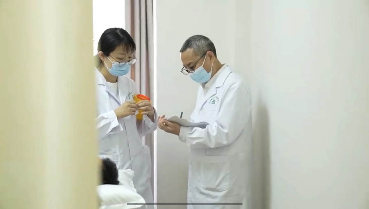 彭锐带教青年医生。