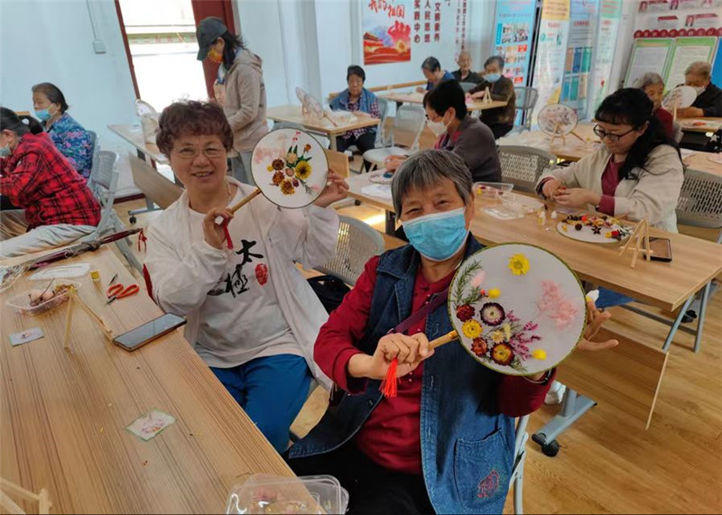 制扇至美，母爱永存。