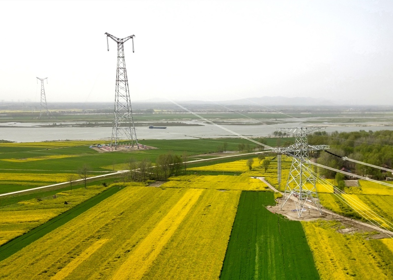 白鹤滩—江苏±800千伏特高压工程跨汉江段。童静摄
