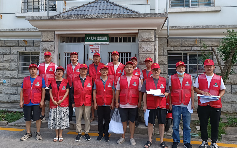 兴山县局党员干部联合社区开展“双报到”志愿服务行动