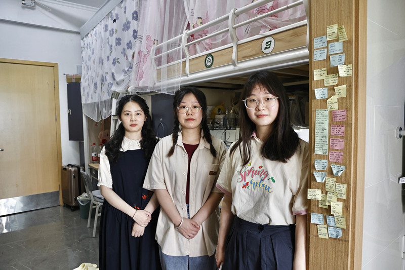 物流学院学霸寝室成员合影（从左到右分别是王思思、李雅妮、张颖涵）。胡毅