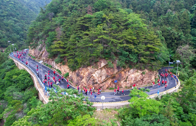 孝感市第五届登山大会。登山大会组委会供图
