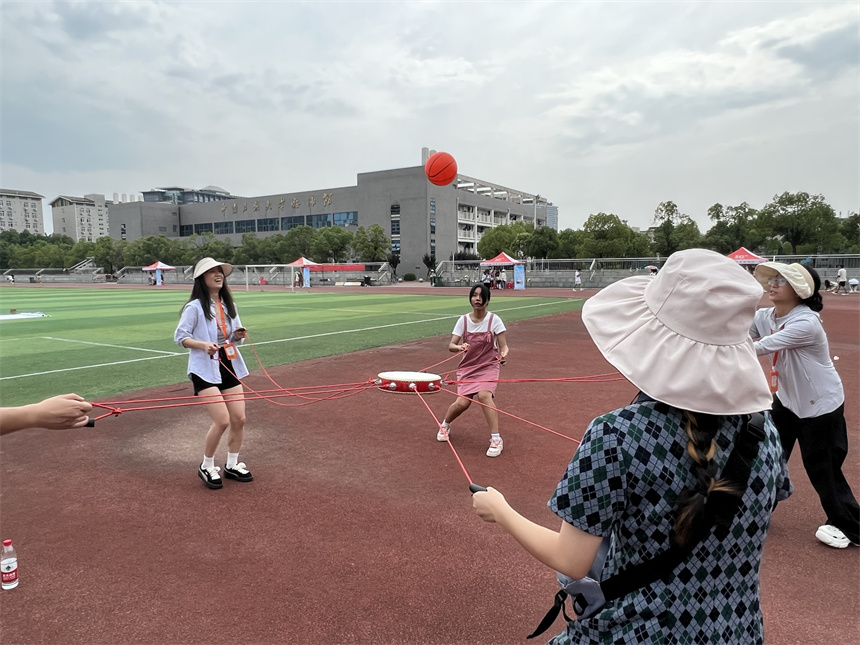 中南民族大学学生在心理减压节上玩游戏。祁惠芸摄