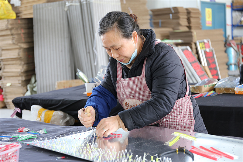 村民在关刀村“乡村微工厂”里工作。刘良铧摄