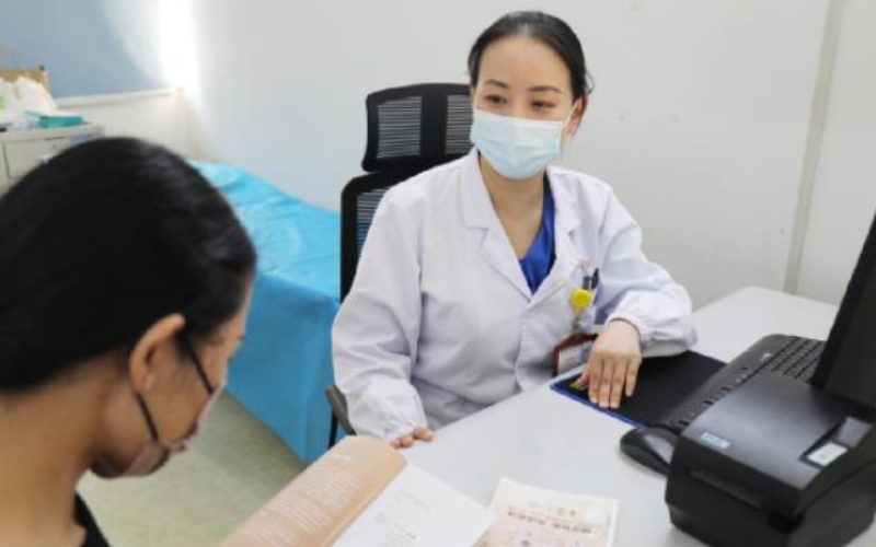 武汉市第一医院皮肤科副主任医师吴娟在诊室内给患者科普护肤知识。代雨朦摄