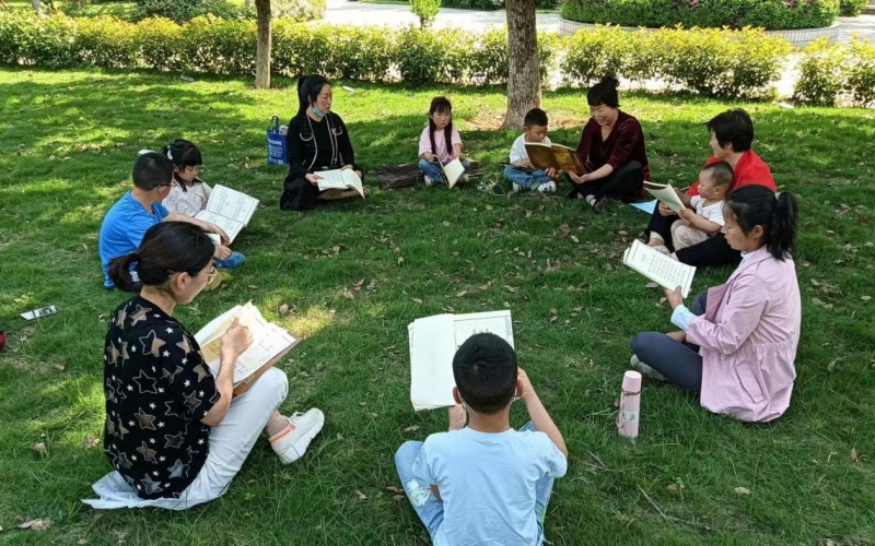 郧西县读书协会举办亲子阅读活动。 熊英摄